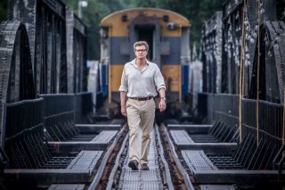 Colin Firth cammina sui binari in una drammatica immagine di The Railway Man
