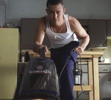 Don Jon: Joseph Gordon-Levitt alle prese con l'aspirapolvere