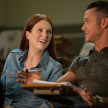 Don Jon: Julianne Moore e Joseph Gordon-Levitt sorridono in una scena del film