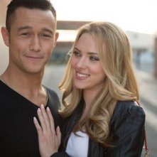 Don Jon: Scarlett Johansson e Joseph Gordon-Levitt ammiccano all'obiettivo