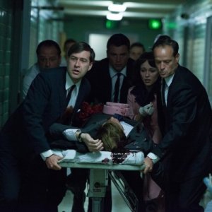 Parkland: Mark Duplass e gli altri agenti scortano la barella del Presidente verso il Pronto Soccorso