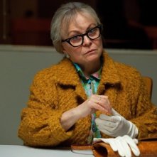 Parkland: un primo piano di Jacki Weaver nei panni della madre di Lee Harvey Oswald