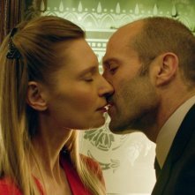Redemption - Identità nascoste: Agata Buzek bacia Jason Statham in una scena del film