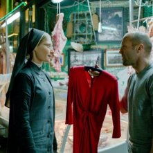 Redemption - Identità nascoste: Agata Buzek con Jason Statham in una scena