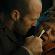 Redemption: Jason Statham minaccia Anthony Morris in una scena del film