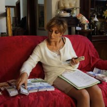 Universitari - Molto più che amici: Paola Minaccioni circondata da banconote in una scena