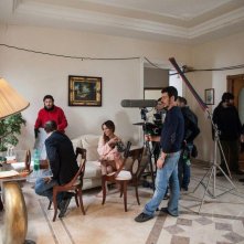 Vittoria Schisano (al centro, seduta sul divano) sul set di Take 5 di Guido Lombardi