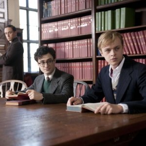 Dane DeHaan con Daniel Radcliffe e Ben Foster in biblioteca in una scena di Giovani Ribelli - Kill Your Darlings