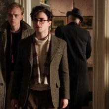 Dane DeHaan insieme a Daniel Radcliffe in una scena di Kill Your Darlings