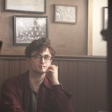 Daniel Radcliffe fuma e beve in una scena di Kill Your Darlings