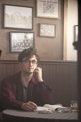 Daniel Radcliffe fuma e beve in una scena di Kill Your Darlings