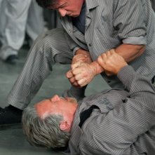 Escape Plan - Fuga dall'inferno: Arnold Schwarzenegger e Sylvester Stallone in una scena