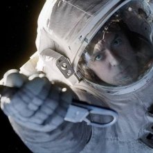 Gravity: George Clooney appeso ad una corda nello spazio in una scena del film