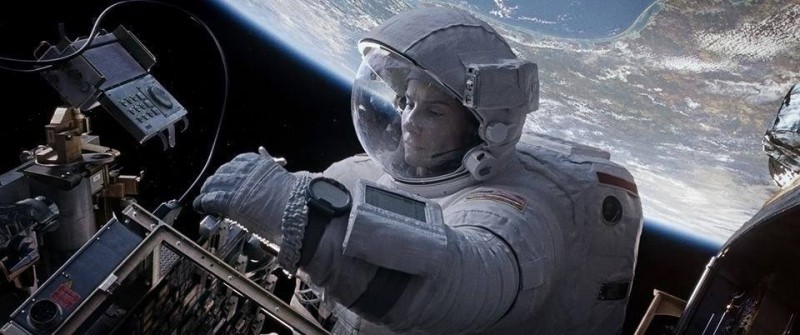 Gravity: Sandra Bullock in azione in una scena del film fantascientifico