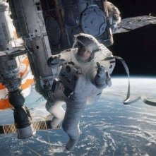 Gravity: Sandra Bullock sospesa nello spazio in una scena del film