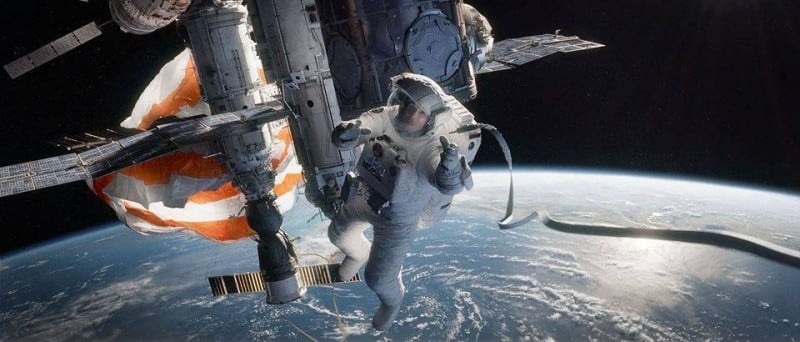 Gravity: Sandra Bullock sospesa nello spazio in una scena del film