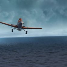 Planes: Dusty in volo sul mare in una scena del film