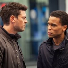 Almost Human: Karl Urban e Michael Ealy in una scena della serie