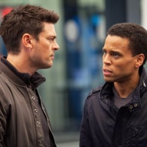Almost Human: Karl Urban e Michael Ealy in una scena della serie