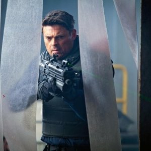 Almost Human: Karl Urban in una scena della serie