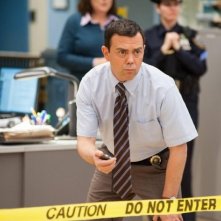 Brooklyn Nine-Nine: Joe Lo Truglio in una scena della serie