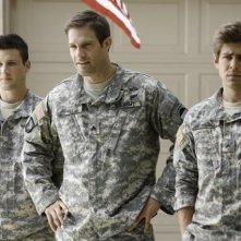 Enlisted: Geoff Stults, Chris Lowell e Parker Young in una foto di scena della serie