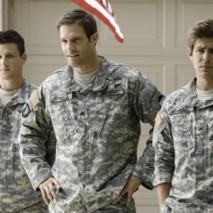 Enlisted: Geoff Stults, Chris Lowell e Parker Young in una foto di scena della serie