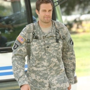 Enlisted: Geoff Stults in una foto di scena della serie