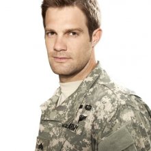 Enlisted: Geoff Stults in una foto promozionale della serie