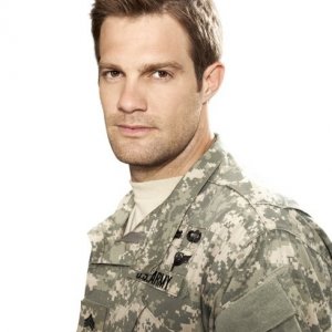 Enlisted: Geoff Stults in una foto promozionale della serie