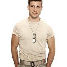 Enlisted: Parker Young in una foto promozionale della serie