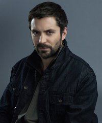 Hostages: Rhys Coiro in una foto promozionale della serie