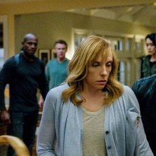 Hostages: Toni Collette e Dylan McDermott in una scena della serie