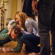 Hostages: Toni Collette e Tate Donovan in una scena della serie