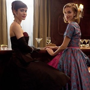 Masters of Sex: Lizzy Caplan e Caitlin FitzGerald in una scena del pilot