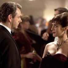 Masters of Sex: Lizzy Caplan e Michael Sheen in una scena del pilot