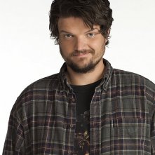 Mom: Matt L. Jones  in una foto promozionale della serie