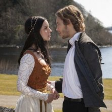 Reign: Toby Regbo ed Adelaide Kane in una scena della serie