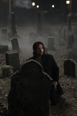 Sleepy Hollow: Tom Mison in una scena della serie