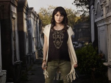The Originals: Daniella Pineda in una foto promozionale della serie