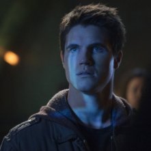 The Tomorrow People: Robbie Amell in una scena della serie
