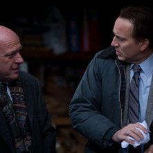 Dean Norris con Nicolas Cage in una scena del thriller Il cacciatore di donne