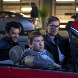 Hello Ladies: Kevin Weisman, Nate Torrence e Stephen Merchant in una scena della serie