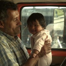 Las acacias: Germán de Silva con la piccola Nayra Calle Mamani in una scena del film