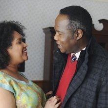 Lucky 7: Kim Roberts ed Isiah Whitlock Jr. in una scena della serie