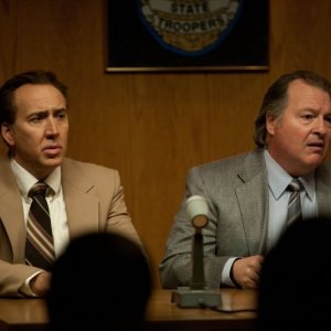 Nicolas Cage in una scena del thriller Il cacciatore di donne con Kevin Dunn