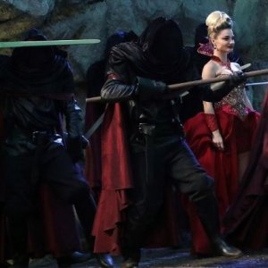 Once Upon a Time in Wonderland: Emma Rigby in una scena della serie