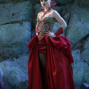 Once Upon a Time in Wonderland: Emma Rigby nella serie ABC