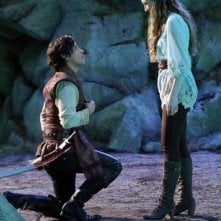 Once Upon a Time in Wonderland: Sophie Lowe e Peter Gadiot in una scena della serie