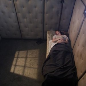 Once Upon a Time in Wonderland: Sophie Lowe in un momento della serie